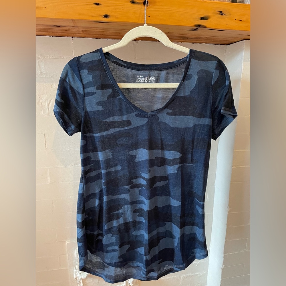 Lucky Brand Blue Camo V Neck T-Shirt - Picture 1 of 3